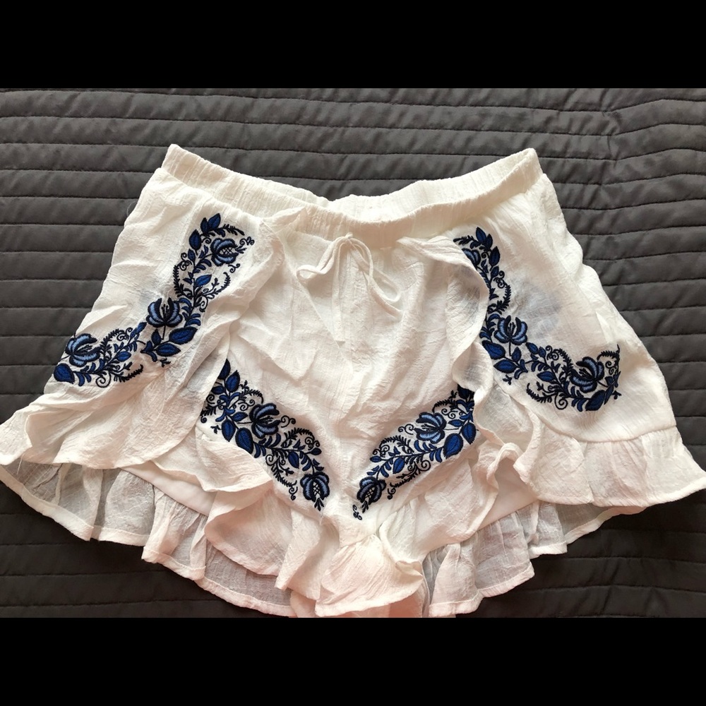 Gianni Bini white shorts with blue embroidery